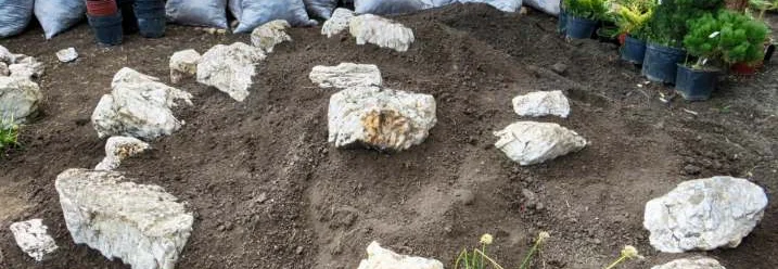 Gartenarbeit mit Steinen und Erde
